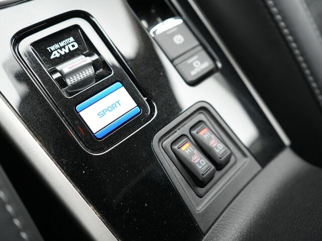 Mitsubishi OUTLANDER 2.4 Intense Plug In Hybrid Dealer O.H PHEV | Alcantara Sportstoelen Verwarmd | Keyless | Navi Full Map | Camera | Apple Carplay | PDC V + A |