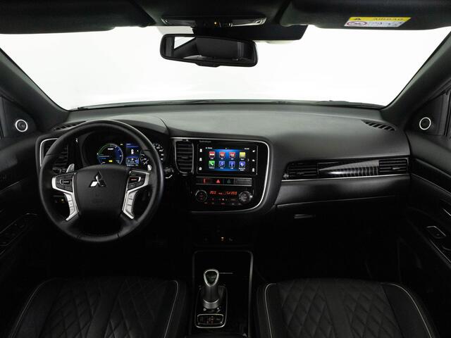 Mitsubishi OUTLANDER Instyle 2.4 PHEV 225pk | Schuifdak | Lederen bekleding | Achteruitrijcamera | Trekhaak | Adaptieve Cruise Control |