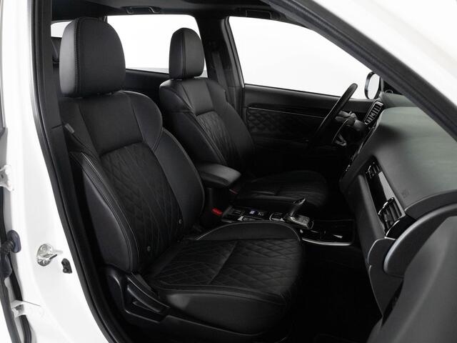 Mitsubishi OUTLANDER Instyle 2.4 PHEV 225pk | Schuifdak | Lederen bekleding | Achteruitrijcamera | Trekhaak | Adaptieve Cruise Control |