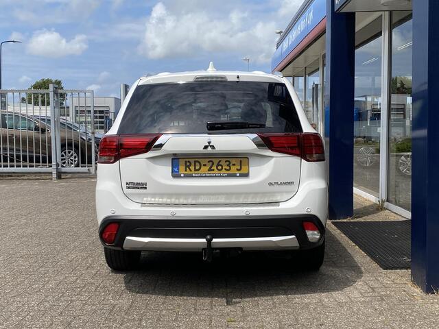 Mitsubishi OUTLANDER 2.0 Instyle / Automaat / NL-Auto / 42.000 KM / Dealer-Onderhouden / 1e-Eigenaar / 7-Zitter / Schuif-Kanteldak / Vol-Leder / Stoelverwarming / Stuurverwarming / Cruise-Control / Keyless / Trekhaak / Elektr.-Achterklep / Elektr.-bestuurderstoel / Dodehoek-D