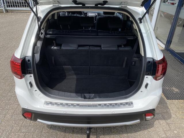 Mitsubishi OUTLANDER 2.0 Instyle / Automaat / NL-Auto / 42.000 KM / Dealer-Onderhouden / 1e-Eigenaar / 7-Zitter / Schuif-Kanteldak / Vol-Leder / Stoelverwarming / Stuurverwarming / Cruise-Control / Keyless / Trekhaak / Elektr.-Achterklep / Elektr.-bestuurderstoel / Dodehoek-D