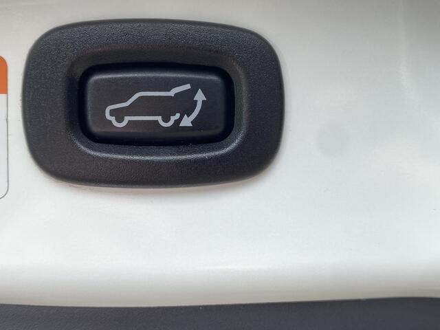 Mitsubishi OUTLANDER 2.0 Instyle / Automaat / NL-Auto / 42.000 KM / Dealer-Onderhouden / 1e-Eigenaar / 7-Zitter / Schuif-Kanteldak / Vol-Leder / Stoelverwarming / Stuurverwarming / Cruise-Control / Keyless / Trekhaak / Elektr.-Achterklep / Elektr.-bestuurderstoel / Dodehoek-D