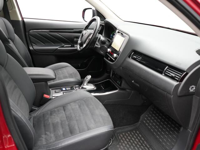 Mitsubishi OUTLANDER 2.4 Intense Plug In Hybrid 225pk Dealer O.H. PHEV | Alcantara Sportstoelen | Trekhaak Afneembaar | Navigatie | Camera | Apple Carplay | DAB | L.M. 18" | Climate Control | Cruise Control | Stoelverwarming |