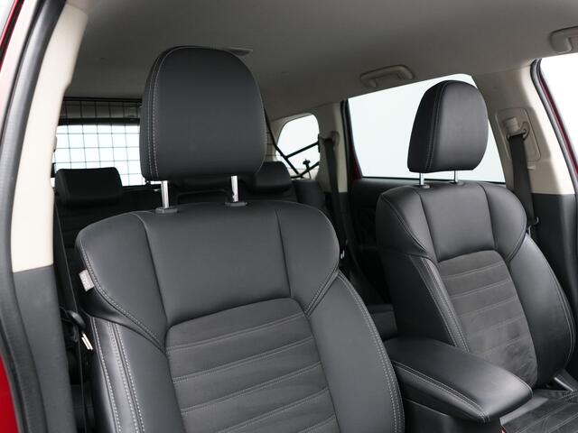 Mitsubishi OUTLANDER 2.4 Intense Plug In Hybrid 225pk Dealer O.H. PHEV | Alcantara Sportstoelen | Trekhaak Afneembaar | Navigatie | Camera | Apple Carplay | DAB | L.M. 18" | Climate Control | Cruise Control | Stoelverwarming |