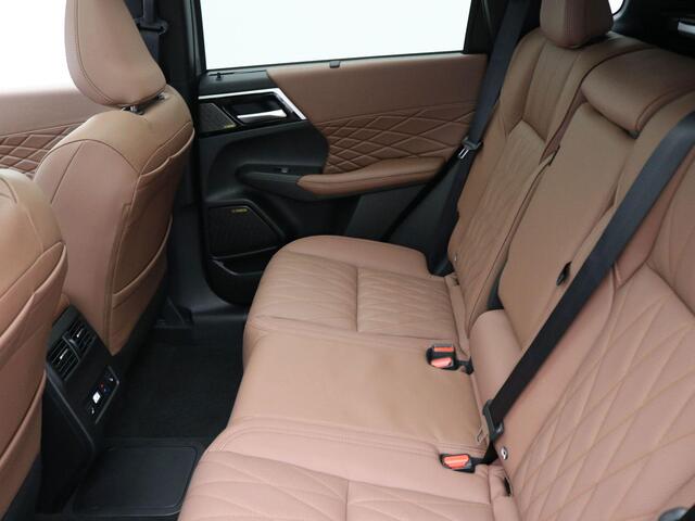 Mitsubishi OUTLANDER 2.4 PHEV Instyle+ / ¤3000,- Introductievoordeel / Rijklaarprijs / Elektrische Range 86 KM WLTP / 1600KG Trekgewicht / 8 Jaar Fabrieksgarantie / Two-Tone kleuren combinatie /