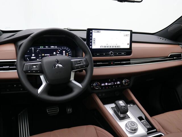 Mitsubishi OUTLANDER 2.4 PHEV Instyle+ / ¤3000,- Introductievoordeel / Rijklaarprijs / Elektrische Range 86 KM WLTP / 1600KG Trekgewicht / 8 Jaar Fabrieksgarantie / Two-Tone kleuren combinatie /
