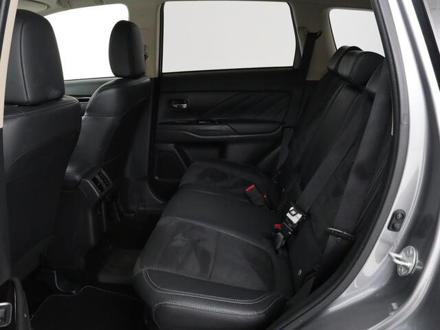 Mitsubishi OUTLANDER 2.4 PHEV Pure | Carplay | Trekhaak | Leder/Alcantara | Keyless | Camera | Climate control | Cruise control