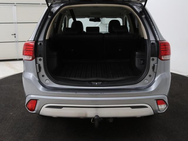 Mitsubishi OUTLANDER 2.4 PHEV Pure | Carplay | Trekhaak | Leder/Alcantara | Keyless | Camera | Climate control | Cruise control