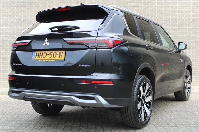 Mitsubishi OUTLANDER 2.4 PHEV First Edition 20" LM velgen, Stuur+stoelverwarming, Standkachel, Premium audio, PDC V+A, Trekgewicht 1.600 KG.