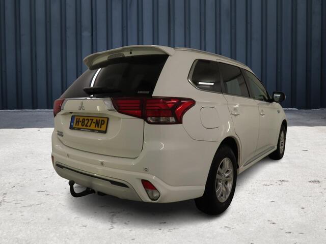 Mitsubishi OUTLANDER 2.4 PHEV Pure (135 PK) 1e-Eig. & Dealer-Onderh. BOVAG-Garantie. NL-Auto. Trekhaak, Half-Leer, Navigatie/Apple-Carplay/Android-Auto, Cruisecontrol, Keyless-Entry/Start, Achteruitrijcamera, Parkeersensoren, Stoelverw Lm-Velgen-16Inch, Privacy-Glas