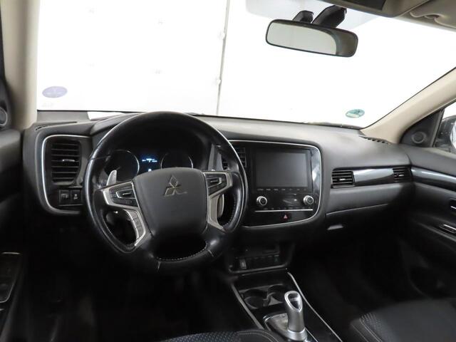 Mitsubishi OUTLANDER 2.4 PHEV Pure (135 PK) 1e-Eig. & Dealer-Onderh. BOVAG-Garantie. NL-Auto. Trekhaak, Half-Leer, Navigatie/Apple-Carplay/Android-Auto, Cruisecontrol, Keyless-Entry/Start, Achteruitrijcamera, Parkeersensoren, Stoelverw Lm-Velgen-16Inch, Privacy-Glas