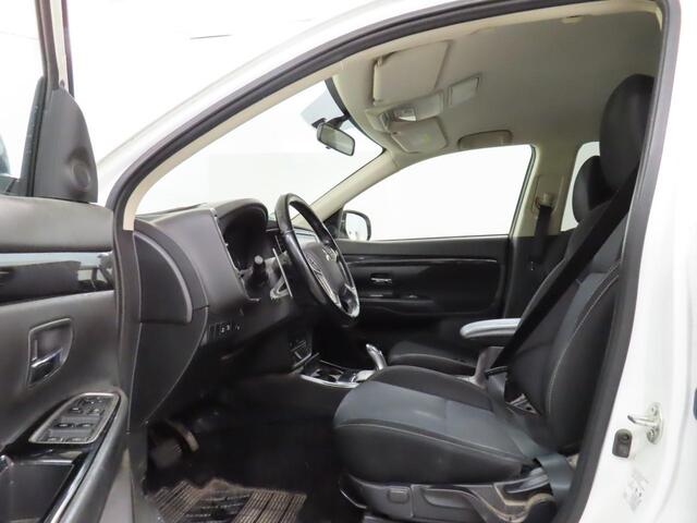 Mitsubishi OUTLANDER 2.4 PHEV Pure (135 PK) 1e-Eig. & Dealer-Onderh. BOVAG-Garantie. NL-Auto. Trekhaak, Half-Leer, Navigatie/Apple-Carplay/Android-Auto, Cruisecontrol, Keyless-Entry/Start, Achteruitrijcamera, Parkeersensoren, Stoelverw Lm-Velgen-16Inch, Privacy-Glas