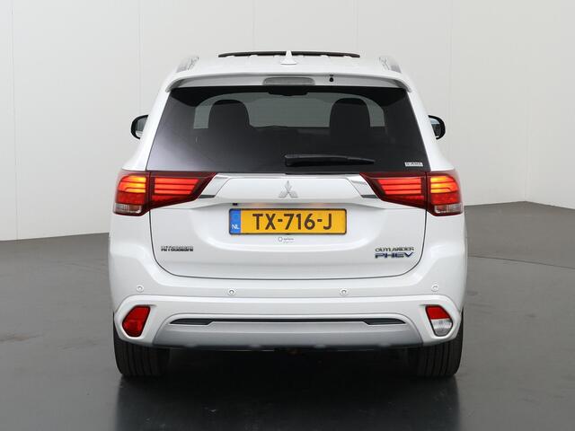 Mitsubishi OUTLANDER 2.4 PHEV Intense+ | Bluetooth | Parkeercamera | Stoelverwarming/verkoeling | Keyless Go | Schuif/Kanteldak |