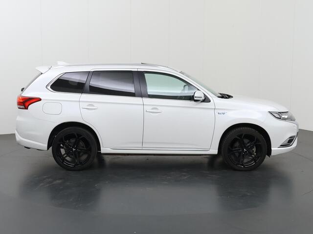 Mitsubishi OUTLANDER 2.4 PHEV Intense+ | Bluetooth | Parkeercamera | Stoelverwarming/verkoeling | Keyless Go | Schuif/Kanteldak |