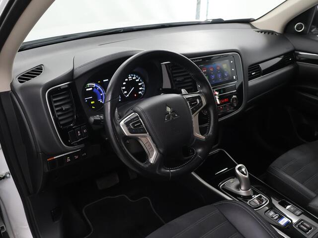 Mitsubishi OUTLANDER 2.4 PHEV Intense+ | Bluetooth | Parkeercamera | Stoelverwarming/verkoeling | Keyless Go | Schuif/Kanteldak |