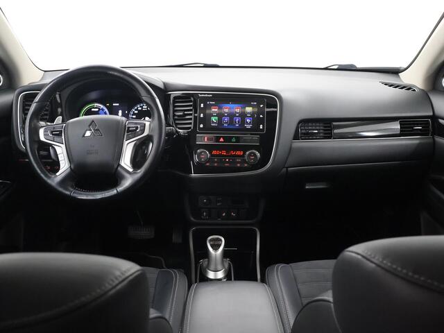 Mitsubishi OUTLANDER 2.4 PHEV Intense+ | Bluetooth | Parkeercamera | Stoelverwarming/verkoeling | Keyless Go | Schuif/Kanteldak |