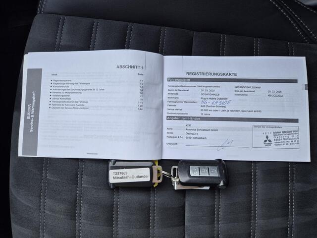Mitsubishi OUTLANDER 2.4 PHEV Plug-in Intense+ Automaat 8 jaar garantie vanaf nieuw / Trekhaak afneembaar / Trekgewicht 1500 kg / Elektrische achterklep / Stuur- en Stoelverwarming / Rondomzicht camera / Adaptief CC /