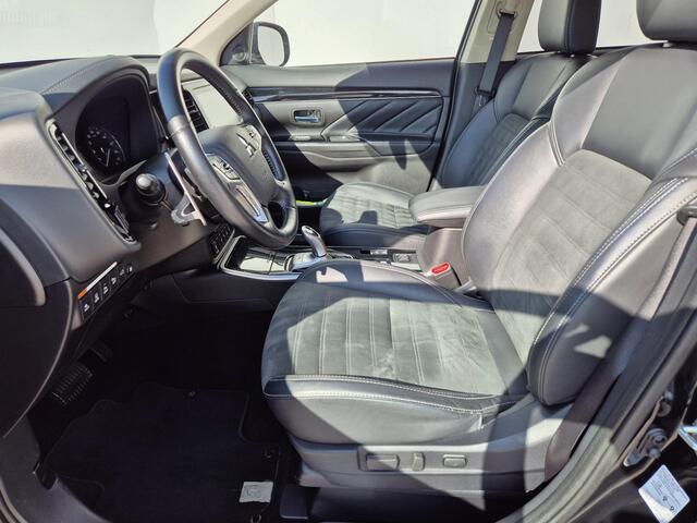 Mitsubishi OUTLANDER 2.4 PHEV Plug-in Intense+ Automaat 8 jaar garantie vanaf nieuw / Trekhaak afneembaar / Trekgewicht 1500 kg / Elektrische achterklep / Stuur- en Stoelverwarming / Rondomzicht camera / Adaptief CC /