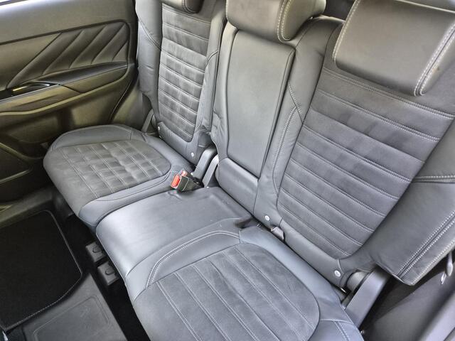 Mitsubishi OUTLANDER 2.4 PHEV Plug-in Intense+ Automaat 8 jaar garantie vanaf nieuw / Trekhaak afneembaar / Trekgewicht 1500 kg / Elektrische achterklep / Stuur- en Stoelverwarming / Rondomzicht camera / Adaptief CC /