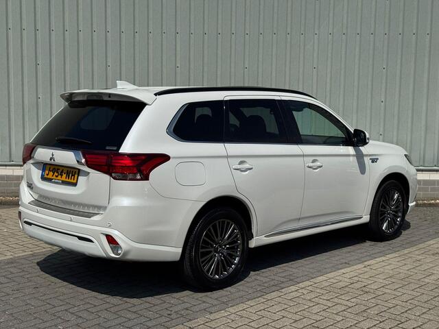 Mitsubishi OUTLANDER 2.4 PHEV S-Edition / Full Options! / 1e Eigenaar / Dealer Onderhouden / Bilstein Schokdempers / 1.500 KG Trekgewicht / Schuif- & Kanteldak / Lederen Bekelding / Stoel- & Stuurverwarming / Adaptieve Cruise Control / Climate Control / Fabrieksgarantie t/m 1