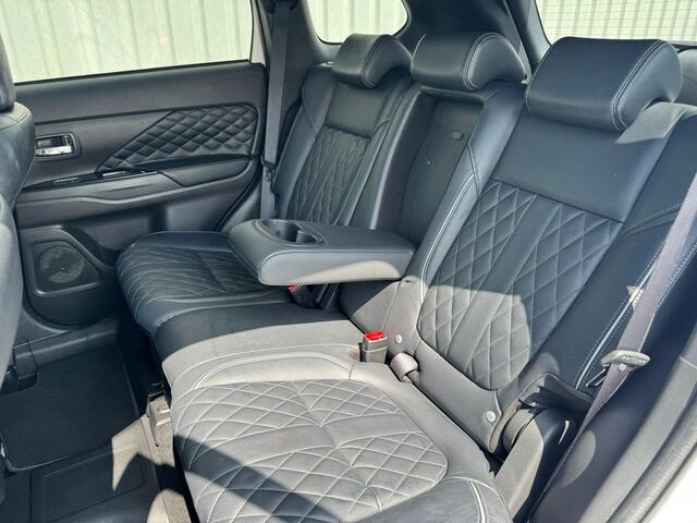 Mitsubishi OUTLANDER 2.4 PHEV S-Edition / Full Options! / 1e Eigenaar / Dealer Onderhouden / Bilstein Schokdempers / 1.500 KG Trekgewicht / Schuif- & Kanteldak / Lederen Bekelding / Stoel- & Stuurverwarming / Adaptieve Cruise Control / Climate Control / Fabrieksgarantie t/m 1
