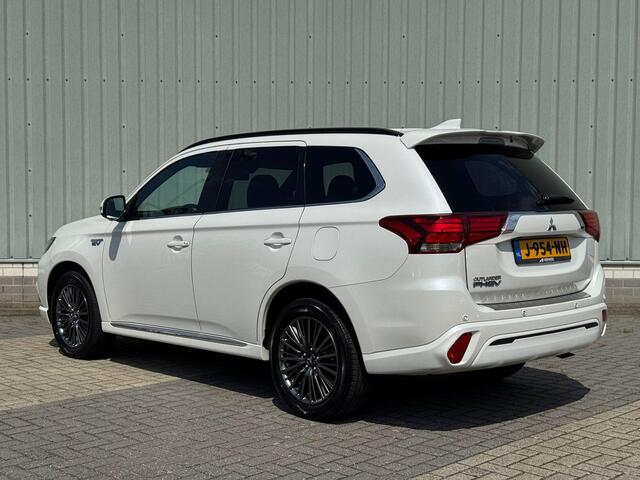 Mitsubishi OUTLANDER 2.4 PHEV S-Edition / Full Options! / 1e Eigenaar / Dealer Onderhouden / Bilstein Schokdempers / 1.500 KG Trekgewicht / Schuif- & Kanteldak / Lederen Bekelding / Stoel- & Stuurverwarming / Adaptieve Cruise Control / Climate Control / Fabrieksgarantie t/m 1