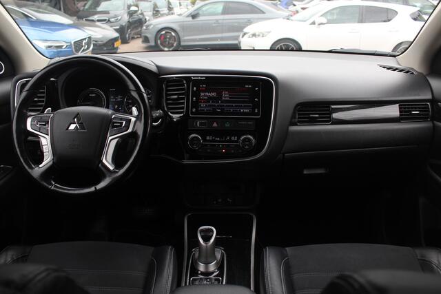 Mitsubishi OUTLANDER 2.0 PHEV Premium / Camera / Leder&Alcantara / Keyless / 18'' / Dodehoek / DAB / Navigatie / Stoelverwarming / Cruise Control