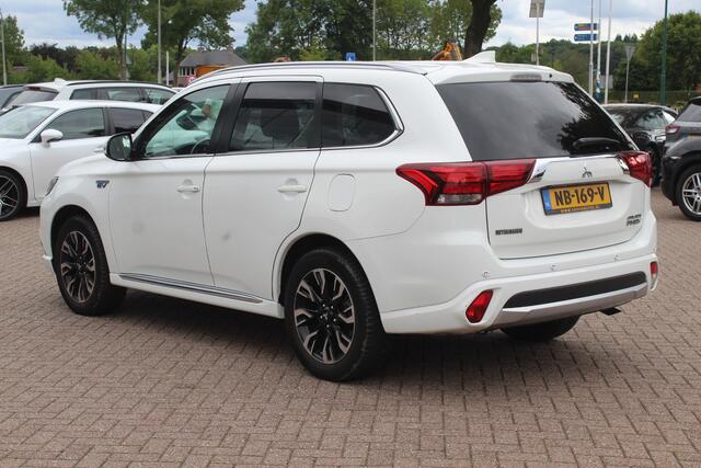 Mitsubishi OUTLANDER 2.0 PHEV Premium / Camera / Leder&Alcantara / Keyless / 18'' / Dodehoek / DAB / Navigatie / Stoelverwarming / Cruise Control
