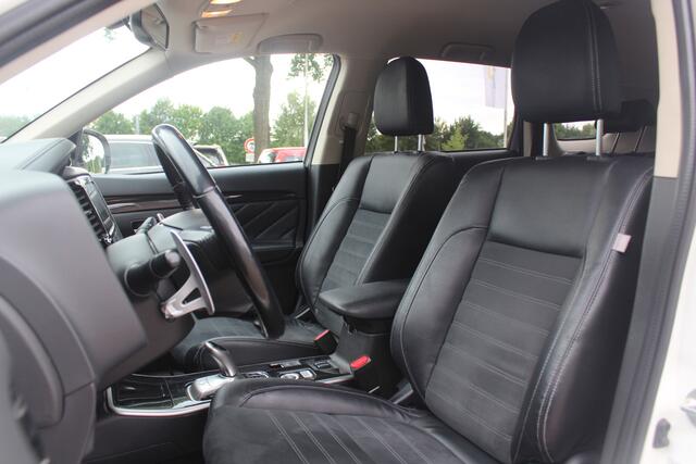Mitsubishi OUTLANDER 2.0 PHEV Premium / Camera / Leder&Alcantara / Keyless / 18'' / Dodehoek / DAB / Navigatie / Stoelverwarming / Cruise Control