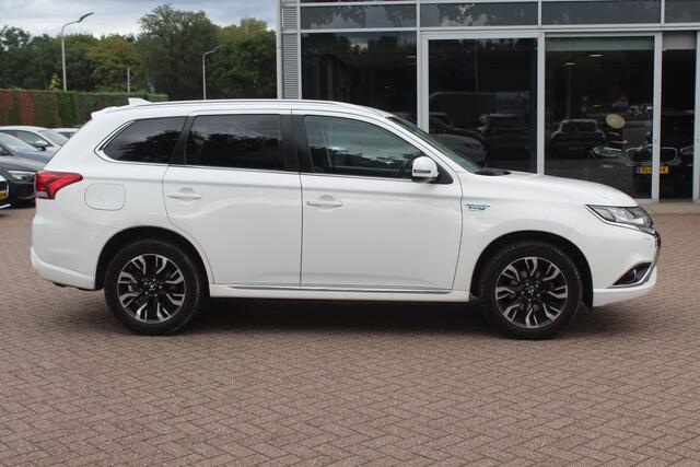 Mitsubishi OUTLANDER 2.0 PHEV Premium / Camera / Leder&Alcantara / Keyless / 18'' / Dodehoek / DAB / Navigatie / Stoelverwarming / Cruise Control