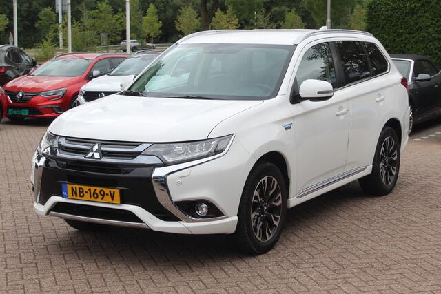 Mitsubishi OUTLANDER 2.0 PHEV Premium / Camera / Leder&Alcantara / Keyless / 18'' / Dodehoek / DAB / Navigatie / Stoelverwarming / Cruise Control
