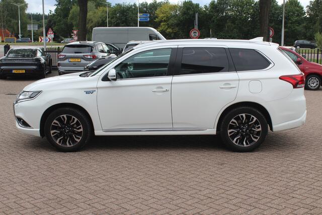 Mitsubishi OUTLANDER 2.0 PHEV Premium / Camera / Leder&Alcantara / Keyless / 18'' / Dodehoek / DAB / Navigatie / Stoelverwarming / Cruise Control