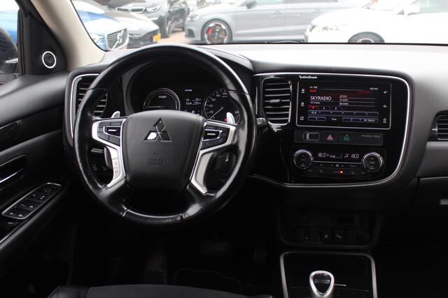 Mitsubishi OUTLANDER 2.0 PHEV Premium / Camera / Leder&Alcantara / Keyless / 18'' / Dodehoek / DAB / Navigatie / Stoelverwarming / Cruise Control