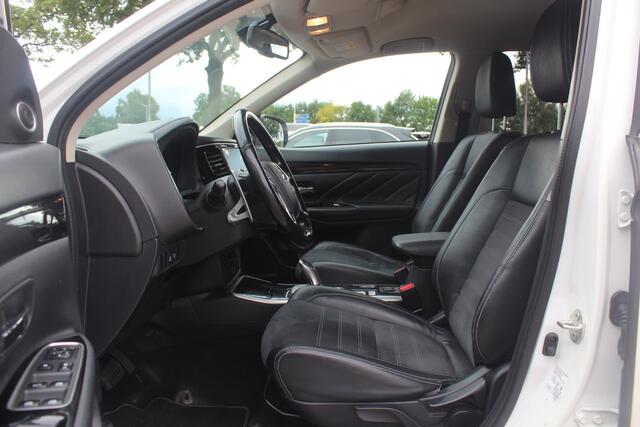 Mitsubishi OUTLANDER 2.0 PHEV Premium / Camera / Leder&Alcantara / Keyless / 18'' / Dodehoek / DAB / Navigatie / Stoelverwarming / Cruise Control