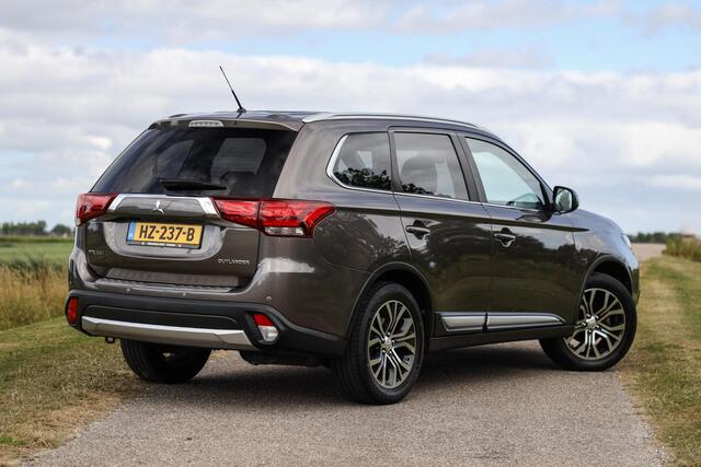 Mitsubishi OUTLANDER 2.0 Aut Instyle 7p. ? LED ? Leder ? Schuifdak