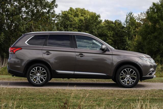 Mitsubishi OUTLANDER 2.0 Aut Instyle 7p. ? LED ? Leder ? Schuifdak