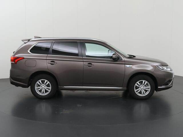 Mitsubishi OUTLANDER 2.4 PHEV Pure | Parkeercamera | Stoelverwarming/verkoeling | Keyless Go | Carplay Navigatie |