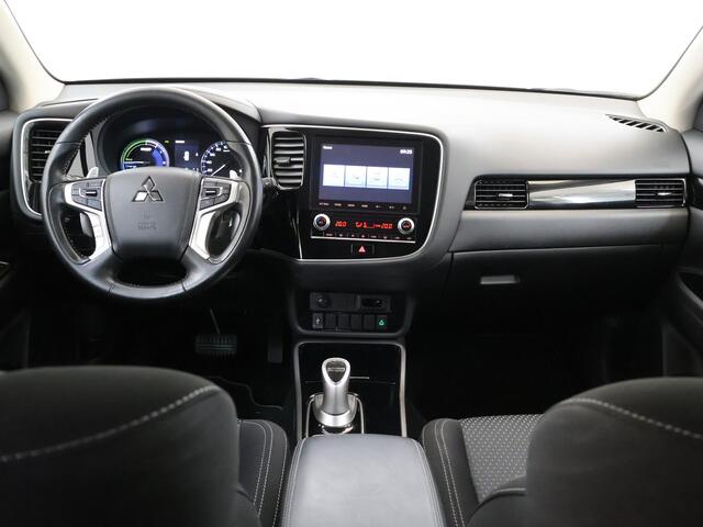 Mitsubishi OUTLANDER 2.4 PHEV Pure | Parkeercamera | Stoelverwarming/verkoeling | Keyless Go | Carplay Navigatie |