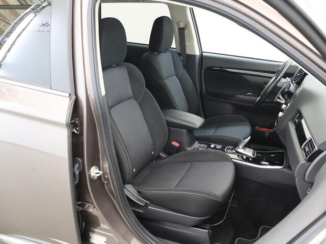 Mitsubishi OUTLANDER 2.4 PHEV Pure | Parkeercamera | Stoelverwarming/verkoeling | Keyless Go | Carplay Navigatie |