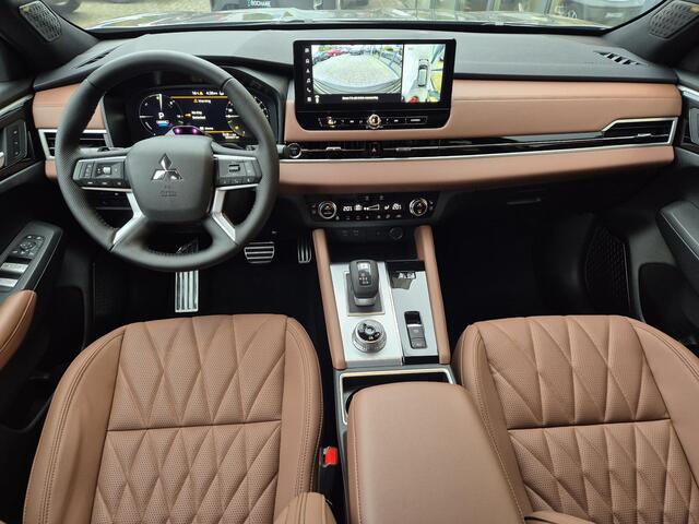 Mitsubishi OUTLANDER 2.4 PHEV Instyle+ | VOORRAAD ACTIE | Direct rijden | Leder Cognac | Panoramisch schuifdak | Stoelverwarming en koeling |