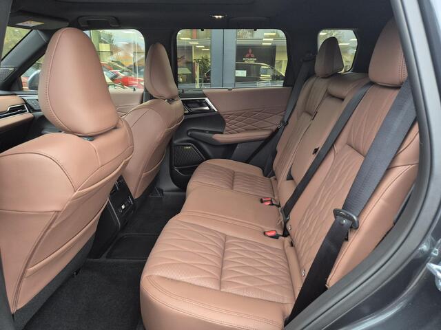 Mitsubishi OUTLANDER 2.4 PHEV Instyle+ | VOORRAAD ACTIE | Direct rijden | Leder Cognac | Panoramisch schuifdak | Stoelverwarming en koeling |