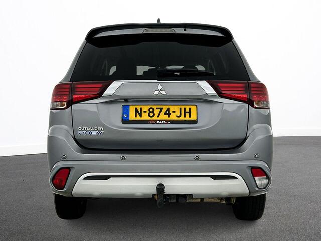 Mitsubishi OUTLANDER 2.4 PHEV 165kW Pure Auto. Trekhaak Navigatie Apple Carplay/Android Auto Camera Parkeersensoren Cruise Control Stoelverwarming Climate Control Lichtmetalen velgen Getinte ramen