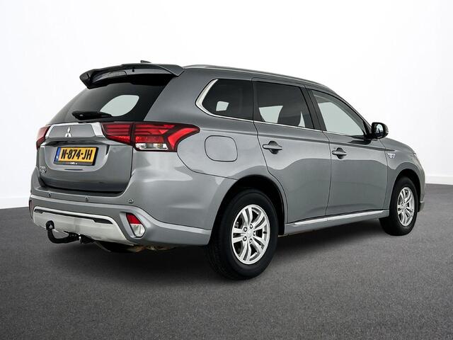Mitsubishi OUTLANDER 2.4 PHEV 165kW Pure Auto. Trekhaak Navigatie Apple Carplay/Android Auto Camera Parkeersensoren Cruise Control Stoelverwarming Climate Control Lichtmetalen velgen Getinte ramen