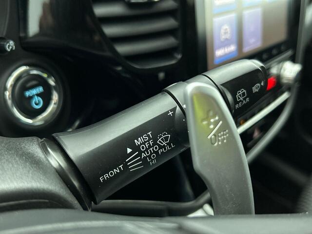 Mitsubishi OUTLANDER 2.4 PHEV 165kW Pure Auto. Trekhaak Navigatie Apple Carplay/Android Auto Camera Parkeersensoren Cruise Control Stoelverwarming Climate Control Lichtmetalen velgen Getinte ramen