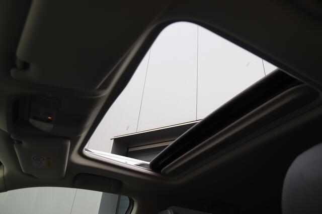 Mitsubishi OUTLANDER 2.4 PHEV Intense+ Stoel/Stuurverwarmd, Schuifdak, Trekhaak