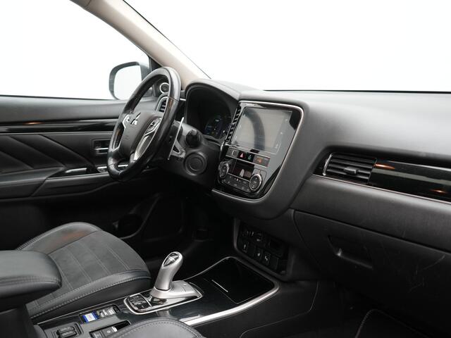 Mitsubishi OUTLANDER 2.4 Intense+ Plug In Hybrid 225pk Dealer O.H. PHEV | Trekhaak Afneembaar | Schuif-/Kanteldak | Camera | Sportstoelen & Stuur Verwarmd | LED Koplampen | Keyless | Apple Carplay | Blis | DAB |