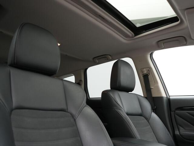 Mitsubishi OUTLANDER 2.4 Intense+ Plug In Hybrid 225pk Dealer O.H. PHEV | Trekhaak Afneembaar | Schuif-/Kanteldak | Camera | Sportstoelen & Stuur Verwarmd | LED Koplampen | Keyless | Apple Carplay | Blis | DAB |