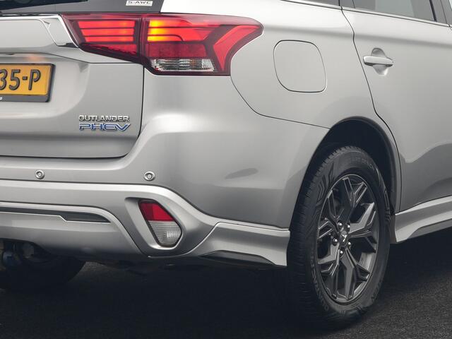 Mitsubishi OUTLANDER 2.4 Intense+ Plug In Hybrid 225pk Dealer O.H. PHEV | Trekhaak Afneembaar | Schuif-/Kanteldak | Camera | Sportstoelen & Stuur Verwarmd | LED Koplampen | Keyless | Apple Carplay | Blis | DAB |