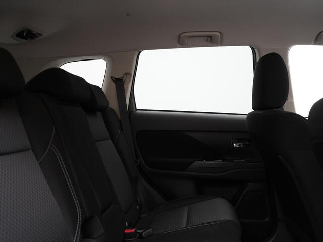 Mitsubishi OUTLANDER 2.4 Pure Plug In Hybrid 225pk Dealer O.H. PHEV | Apple Carplay | Camera | Sportstoelen Verwarmd | Keyless | Cruise Control | DAB |