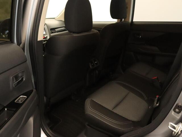 Mitsubishi OUTLANDER 2.4 PHEV Intense+ - CRUISE CONTROL - CAMERA - LICHTMETALEN VELGEN 18 INCH - CLIMATE CONTROL - STOELVERWARMING VOORZIJDE - EXTRA GETINT GLAS - KEYLESS ENTRY/START